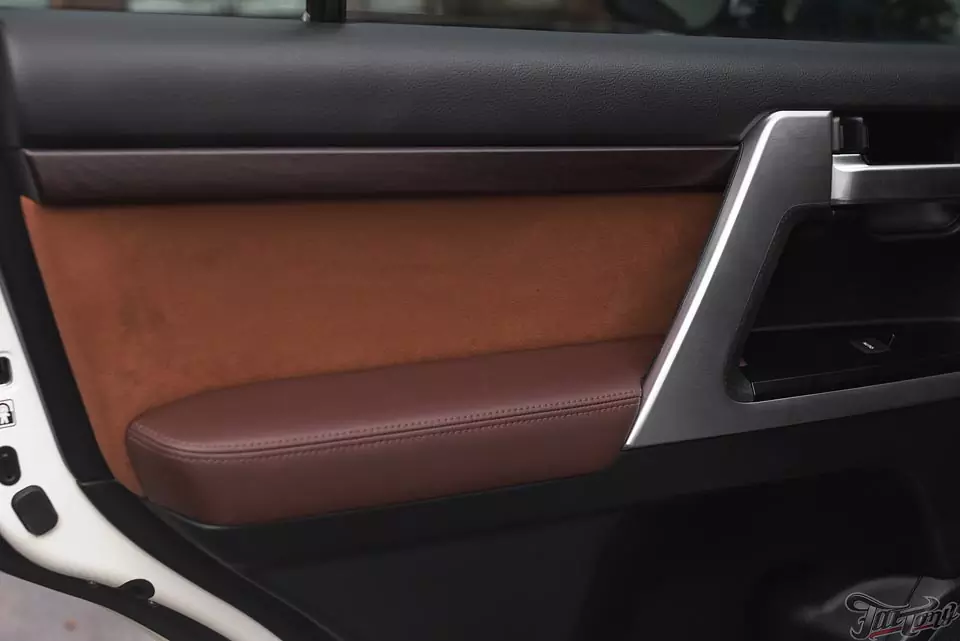 Toyota LC200. Замена центральных частей сидений на алькантару с нашей фирменной перфорацией, с целью сохранения функции обдува! Шумоизоляция дверей и окрас центральной консоли в рояльный лак!